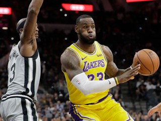 LeBron James (23) v zápase proti San Antonio Spurs. 