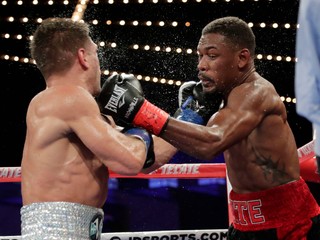 Daniel Jacobs v súboji so Sergijom Derevjančenkom.