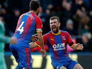 Hráči Crystal Palace Luka Milivojevič (vľavo) a James McArthur oslavujú gól do siete Arsenalu Londýn.