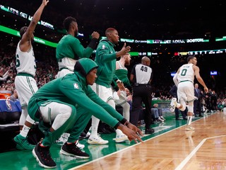 Hráči Bostonu sa radujú po jednom z premenených hodov.