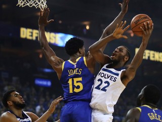 Na momentke zo zápasu Golden State - Minnesota sa Andrew Wiggins (vpravo) pokúša presadiť cez domáceho Damiana Jonesa.