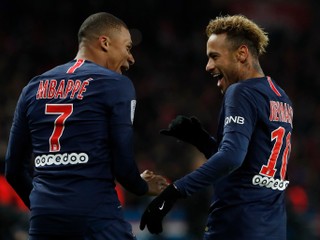 Strojcovia úspechu PSG - vpravo Neymar, vľavo Kylian Mbappé.