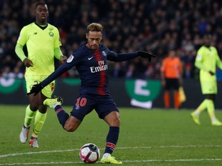 Neymar strieľa gól do siete Lille.