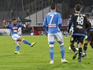 Dries Mertens (vľavo) strieľa jeden z gólov Neapola do siete Empoli.