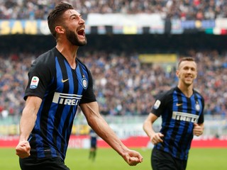 Matteo Politano oslavuje jeden z gólov Interu Miláno.