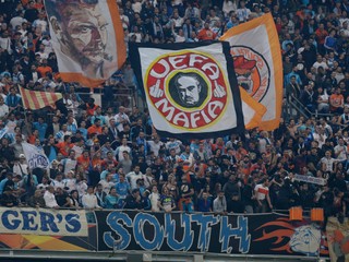 Fanúšikovia Marseille pred začiatkom zápasu proti Laziu Rím.