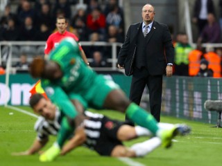 Tréner Newcastlu Rafael Benítez sleduje výkon svojich zverencov.