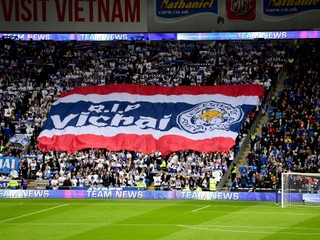 Aj fanúšikovia Leicesteru si uctili pamiatku zosnulého šéfa klubu.