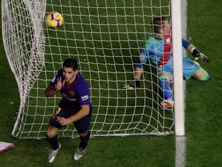 Luis Suárez oslavuje gól do siete Raya Vallecano.