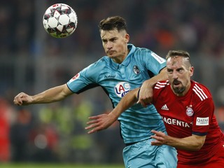 Na snímke zo sobotňajšieho zápasu Franck Ribéry (vpravo) bojuje o loptu s Robinom Kochom.