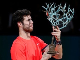 Karem Chačanov pózuje s víťaznou trofejou.