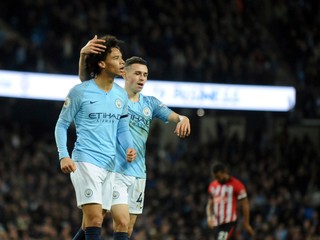 Leroy Sané (vľavo) z Manchesteru City sa teší zo svojho gólu so spoluhráčom Philom Fodenom.