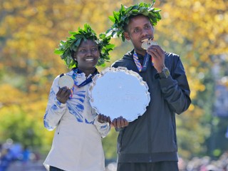 Víťazi Newyorského maratónu - Mary Keitanyová a Lelisa Desisa.