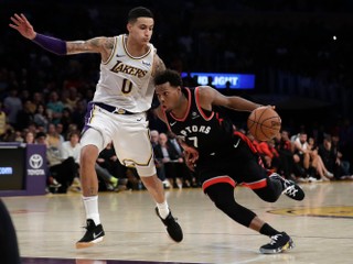 Kyle Lowry (vpravo) z Toronta Raptors sa snaží zakončiť cez Kylea Kuzma z LA Lakers.