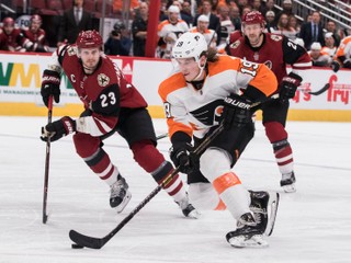 Nolan Patrick (vpravo) z Philadelphie uniká s pukom pred Oliverom Ekman-Larssonom (vľavo) z Arizony.