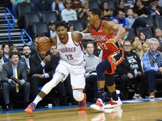 Paul George (13) z Oklahomy v súboji o loptu s Wesleym Johnsonom (vpravo) z New Orleans.