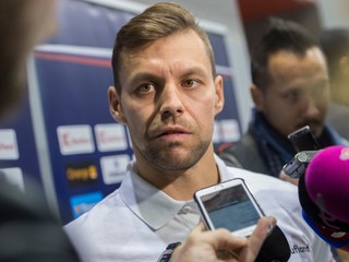 Na snímke slovenský reprezentant Rastislav Špirko počas rozhovoru s novinármi po príchode na zraz hokejovej reprezentácie pred Nemeckým pohárom 5. novembra 2018 v Bratislave.