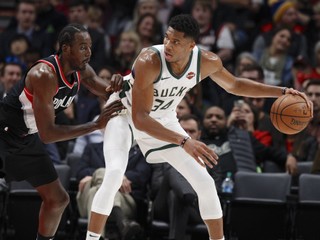 Giannis Antetokounmpo (vpravo) v súboji s Al-Farouq Aminuom z Portlandu.