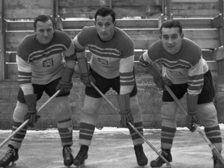 Obávaný útok československého hokejového mužstva - zľava Ladislav Troják, Vladimír Zábrodský a Stanislav Konopásek.