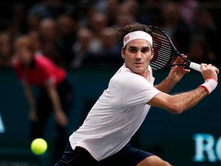 Roger Federer v zápase proti Novakovi Djokovičovi na turnaji Masters v Paríži.