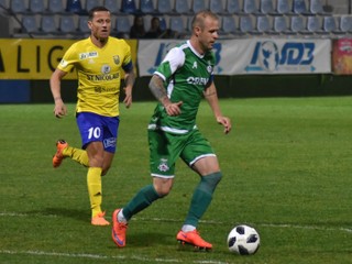 Opora nováčika z Lipian Lukáš Janič (vpravo) verí, že Odeva potrápi vedúce Pohronie.