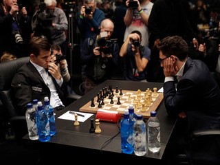 Momentka zo súboja Magnus Carlsen (vľavo) - Fabiano Caruana.