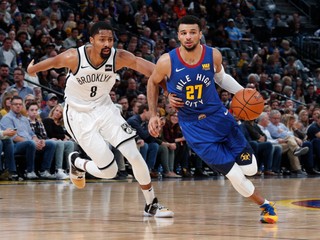 Spencer Dinwiddie (vľavo) z Brooklynu Nets bráni Jamala Murrayho z Denveru Nuggets.