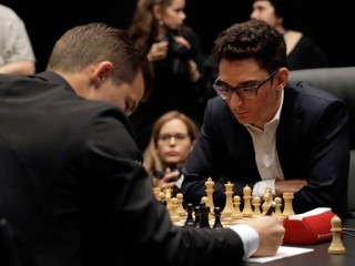 achový svetový šampión, nórsky obhajca Magnus Carlsen (vľavo) a jeho vyzývateľ Američan Fabiano Caruana.