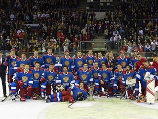 Ruskí hokejisti sa radujú z celkového prvenstva na turnaji Nemecký pohár 2018.