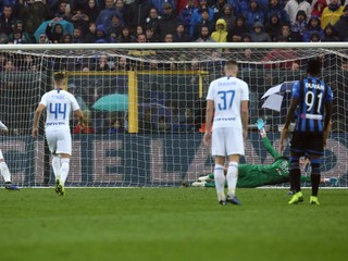 Milan Škriniar (37) sa prizerá, ako jeho spoluhráč strieľa gól.