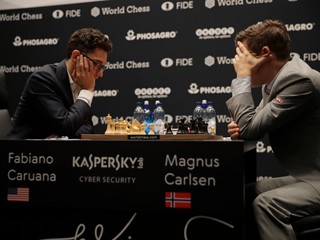 Fabiano Caruana (vľavo) v treťom zápase o titul majstra sveta proti Magnusovi Carlsenovi.