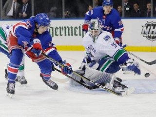 Momentka zo zápasu New York Rangers - Vancouver.