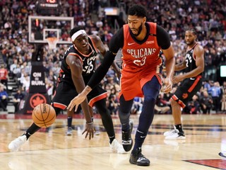 Momentka zo zápasu Toronto - New Orleans.