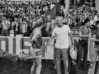 Jozef Plachý po senzačnom čs. rekorde na 1500 m na mítingu PTS 1977 v spoločnosti nadšených divákov na bratislavských Pasienkoch a trénera Jana Lišku.