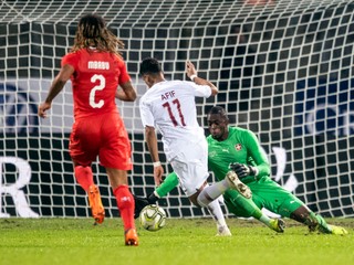 Akram Afif (v strede) strieľa viťazný gól proti Švajčiarsku.