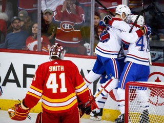 Hráči Montreal Canadiens sa tešia z gólu do bránky Calgary Flames.