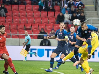 Adam Zreľák (vpravo) hlavičkuje v zápase Slovensko - Ukrajina.