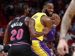 LeBron James (vpravo) v zápase proti svojmu bývalému tímu Miami Heat.