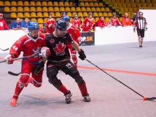 	
Zľava: Lumír Rosůlek z Česka a Marc André Trudeau z Kanady počas mužského finálového zápasu v hokejbale, majstrovstiev sveta 3vs3 organizácie WBHF (World Ball Hockey Federation) medzi Kanada - Česko. Bratislava, 16. november 2018.