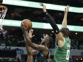 Kemba Walker zakončuje do koša Bostonu.