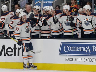 Connor McDavid príjima od spoluhráčov gratulácie k stému gólu v NHL.