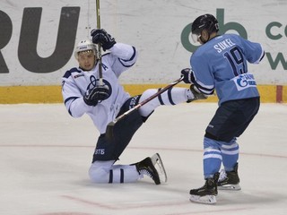 Matúš Sukeľ zakročuje proti Vadimovovi Šipačovovi z Dinama Moskva.