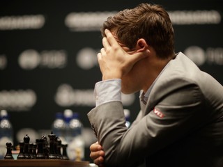Šachový svetový šampión, nórsky obhajca Magnus Carlsen v súboji so svojím vyzývateľom Američanom Fabianom Caruanom.