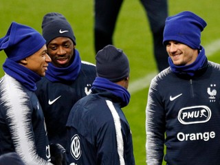 Ousmane Dembélé (druhý zľava) to má v Barcelone komplikované.