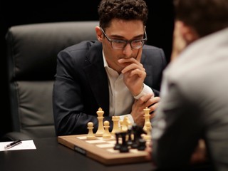 Fabiano Caruana a oproti nemu Magnus Carlsen.