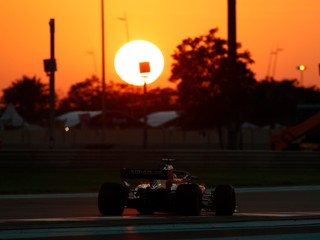 F1 sa lúči so sezónou, šampión Hamilton v Abú Zabí nepoľaví