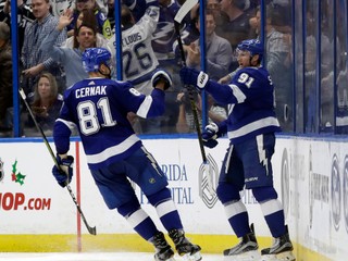 Center Steven Stamkos (91) z Tampy Bay sa raduje z gólu so spoluhráčom Erikom Černákom počas zápasu zámorskej NHL proti Floride Panthers - ilustračná fotografia.