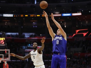 Danilo Gallinari (vpravo) a jeho strelecký pokus v zápase proti Memphis Grizzlies.