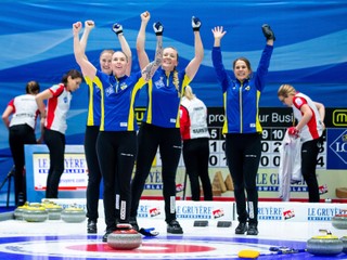 Reprezentantky Švédska oslavujú titul majsteriek Európy v curlingu.