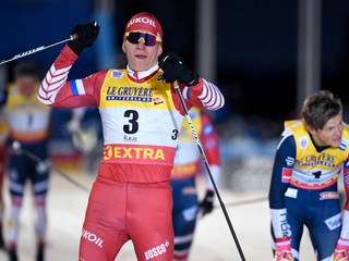 Alexander Bolšunov oslavuje víťazstvo v šprinte.
